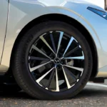 Gedetailleerde close-up van DS No. 4 19-inch diamantgeslepen lichtmetalen velg met spaakdesign en gebeeldhouwd wielscherm