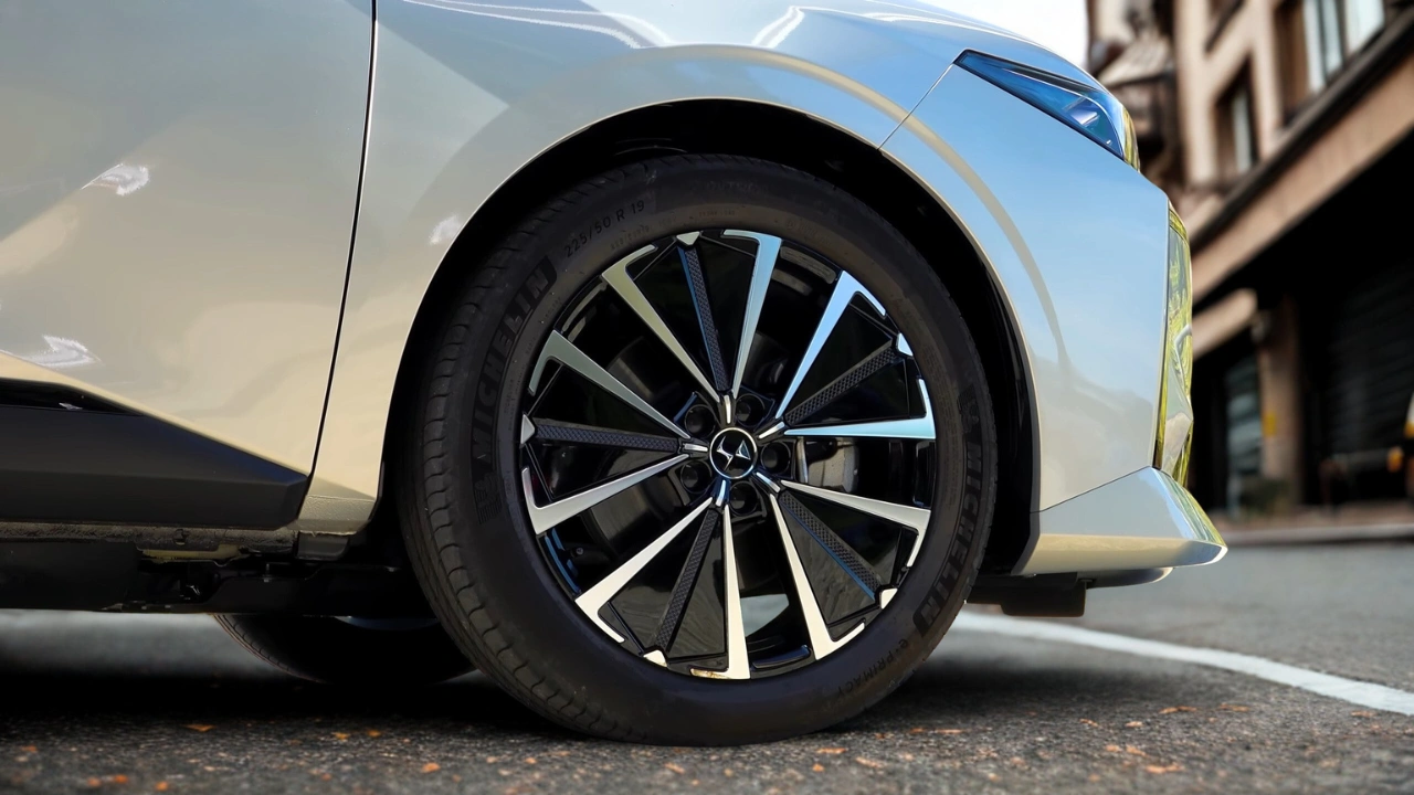 Gedetailleerde close-up van DS No. 4 19-inch diamantgeslepen lichtmetalen velg met spaakdesign en gebeeldhouwd wielscherm
