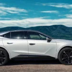 Zijprofiel dat de unieke carrosserie-wielverhouding van de DS No. 4 in het premium compacte hatchback-segment toont, met contrasterend zwart zwevend dak, vlak aansluitende deurklinken perfect geïntegreerd in gevormde zijkanten, en onderscheidend wieldesign.