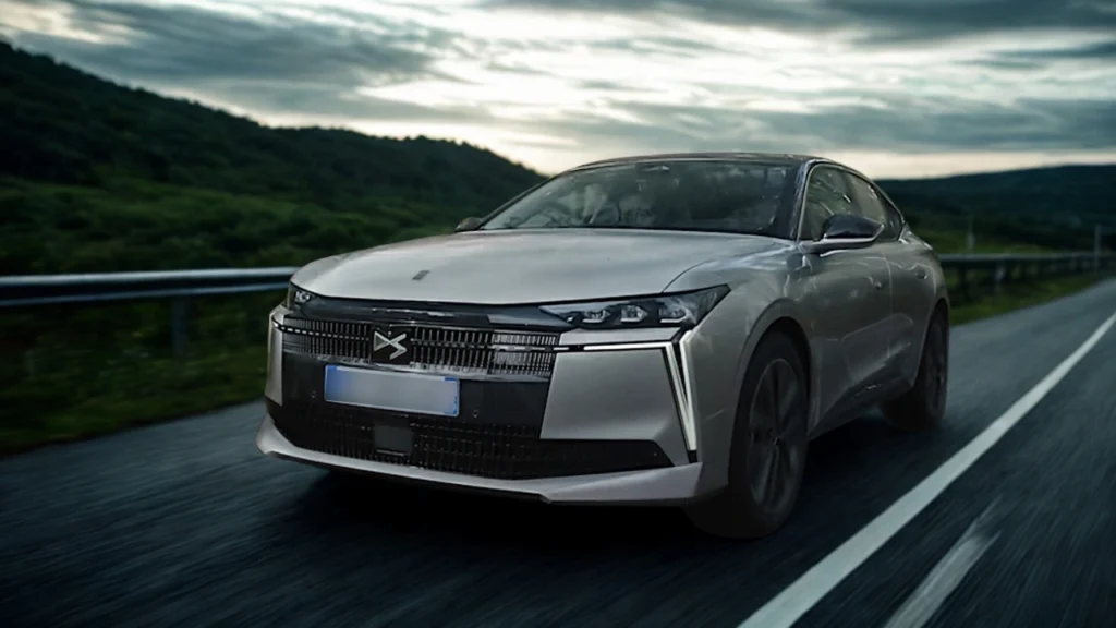 De DS No. 4 in beweging, met nadruk op zijn overheersende wegaanwezigheid met de verlengde motorkap, bredere stance, en aerodynamisch voorzijde design dat technologie en elegantie combineert.