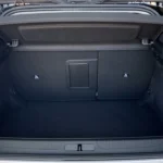 Interieur laadruimte aanzicht van de DS No. 4 dat de praktische kofferbakruimte toont met premium beklede afwerking, ondervloer opbergvak toegangspaneel, en neerklapbare achterbank functionaliteit die de premium kwaliteit overal handhaaft.