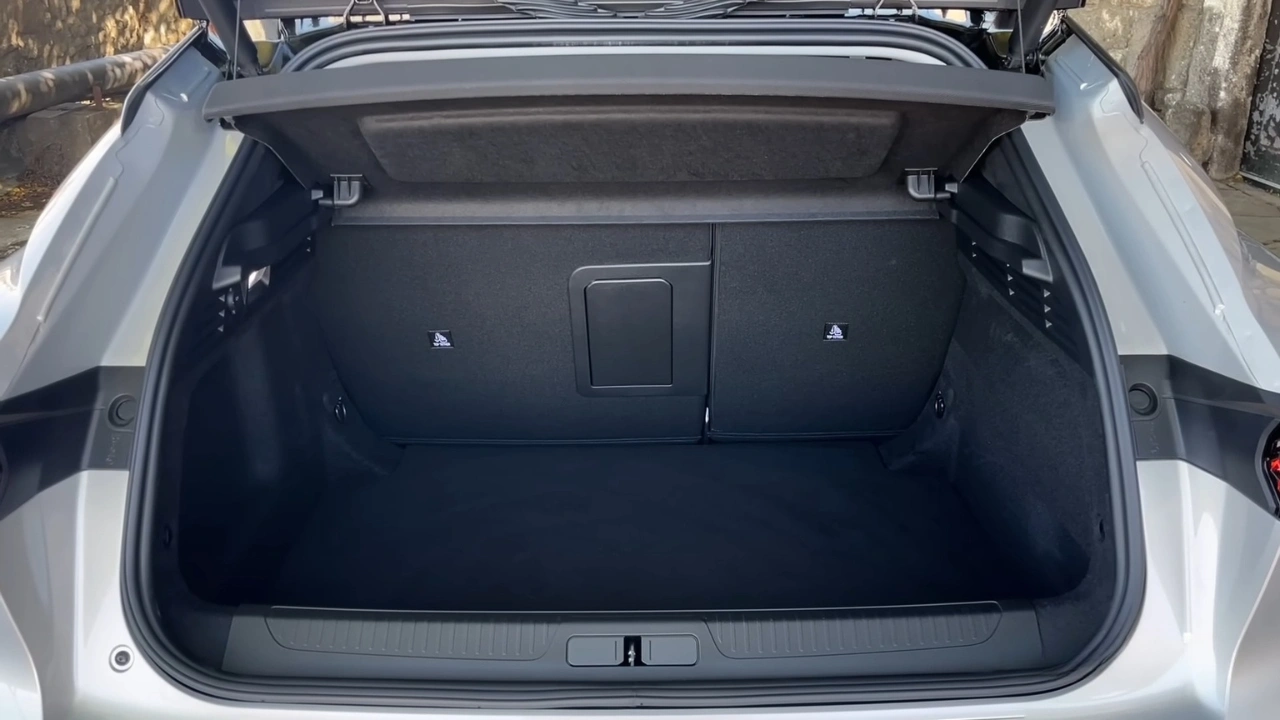 Interieur laadruimte aanzicht van de DS No. 4 dat de praktische kofferbakruimte toont met premium beklede afwerking, ondervloer opbergvak toegangspaneel, en neerklapbare achterbank functionaliteit die de premium kwaliteit overal handhaaft.