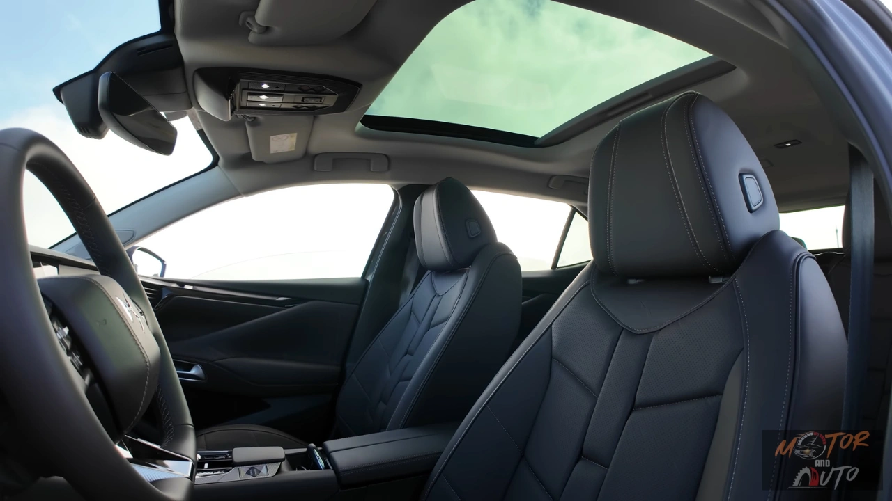 Panoramisch zicht op het voorinterieur van de DS No. 4 met de premium lederen sportstoelen met onderscheidend gestikt design, panoramisch glazen dak dat de cabine vult met natuurlijk licht, 10,25-inch digitaal instrumentenpaneel, 10-inch infotainment touchscreen, met leder bekleed stuurwiel, en verfijnd Frans interieur vakmanschap met Clous de Paris detaillering.