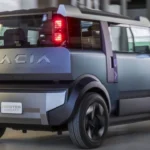 Dacia Hipster Concept Achteraanzicht met Innovatieve Gesplitste Achterklep en Reliëf Branding