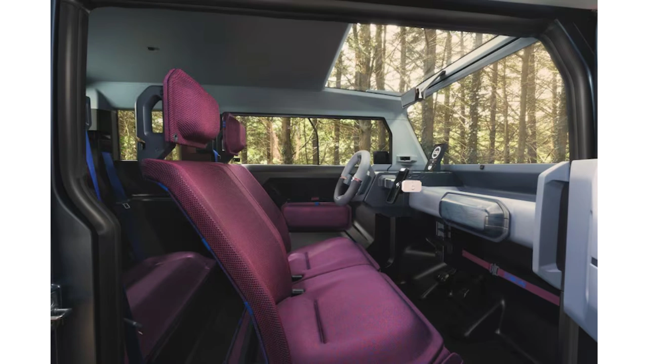Dacia Hipster Concept Interieur Zijperspectief met Uitgebreide Beglazing en Mesh Stoelen