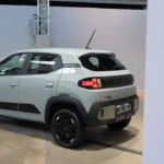 Dacia Spring 2026 Achter Driekwart Volledig Profielaanzicht