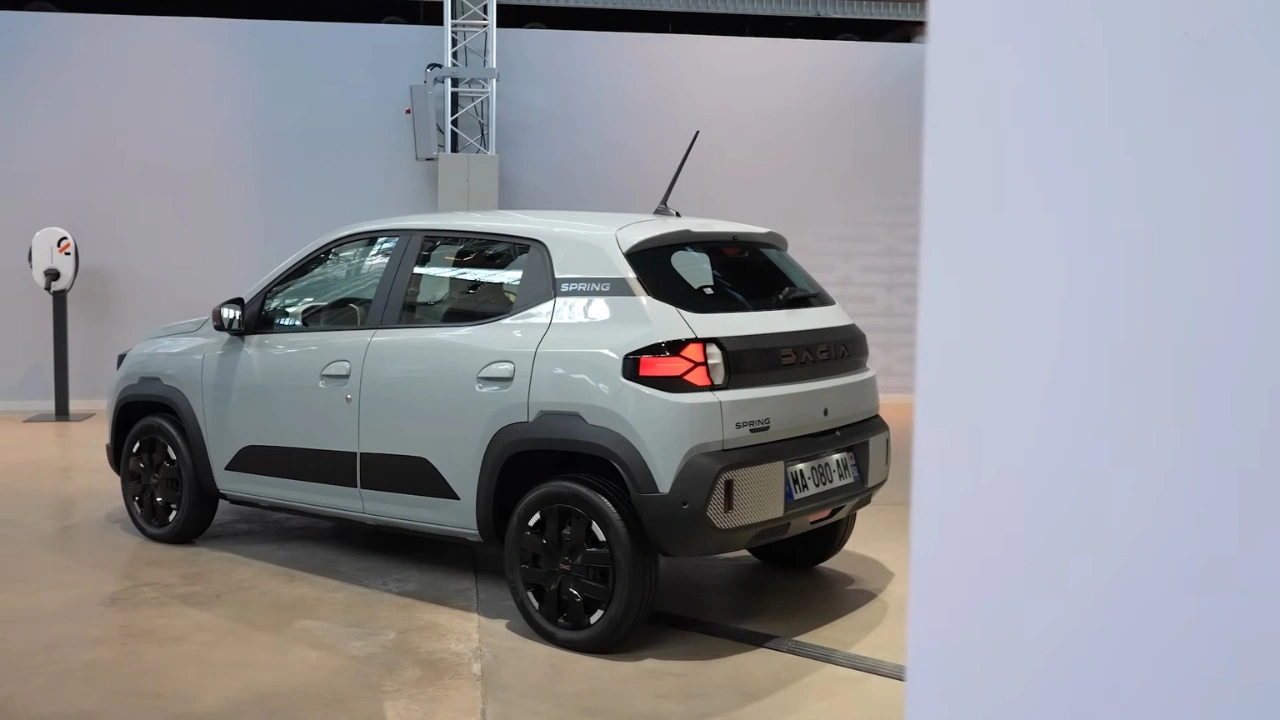 Dacia Spring 2026 Achter Driekwart Volledig Profielaanzicht