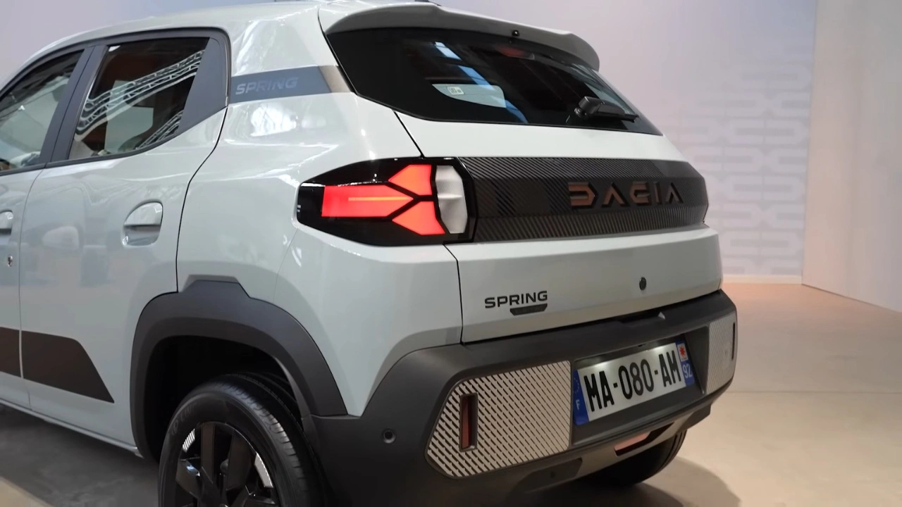 Dacia Spring 2026 Achterontwerp met Y-Vormige LED-Achterlichten