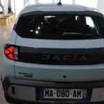 Dacia Spring 2026 Direct Achteraanzicht met LED-Lichtsignatuur