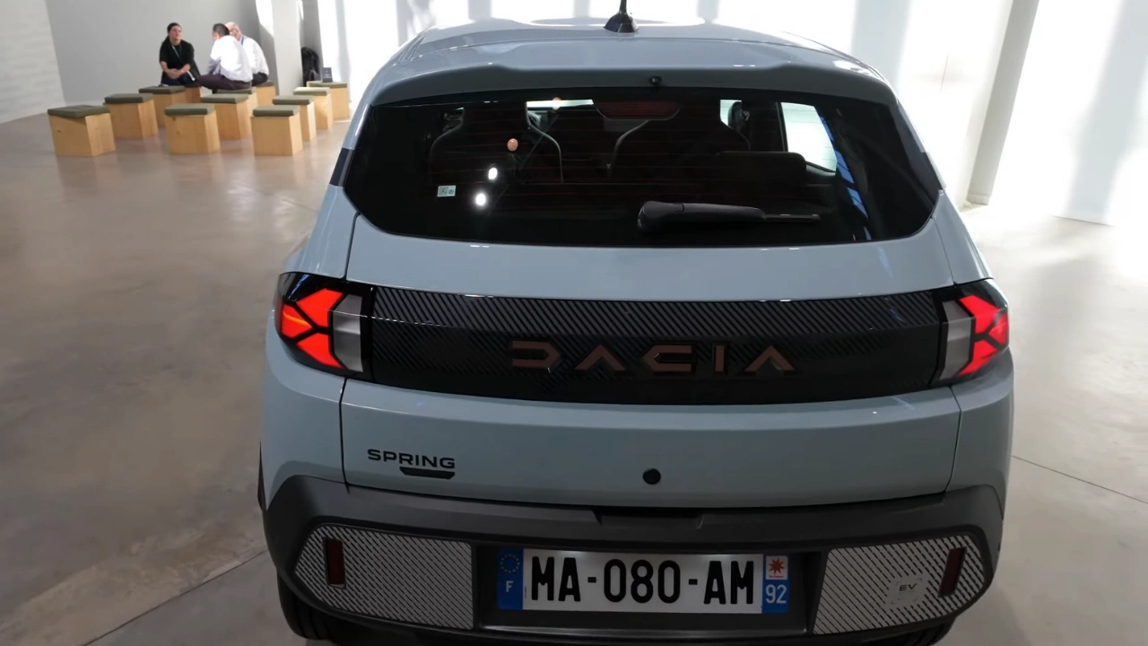 Dacia Spring 2026 Direct Achteraanzicht met LED-Lichtsignatuur
