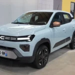 Dacia Spring 2026 Driekwart Vooraanzicht in Lichtblauw