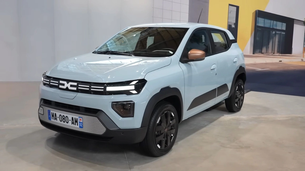 Dacia Spring 2026 Driekwart Vooraanzicht in Lichtblauw