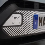 Dacia Spring 2026 EV Badge en Voorgrill Detail