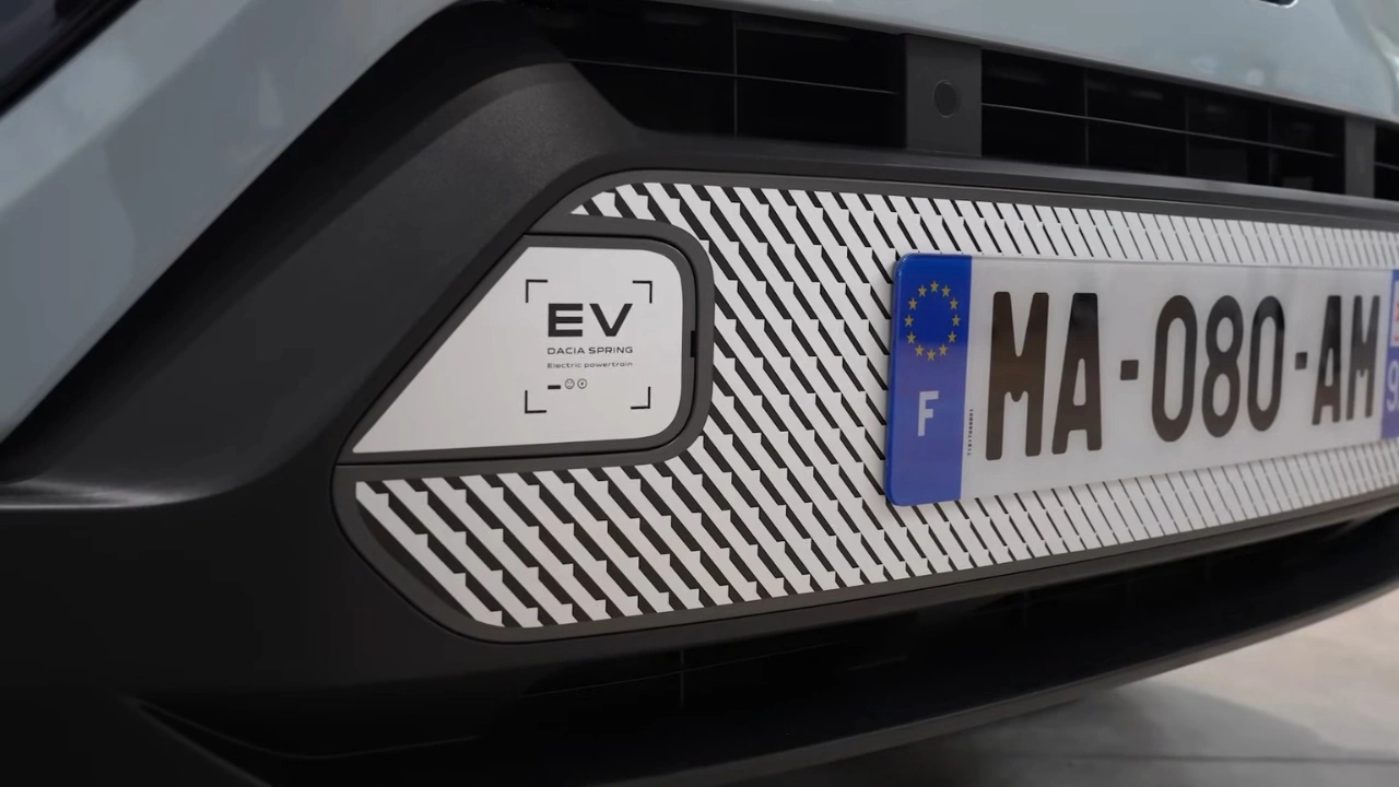 Dacia Spring 2026 EV Badge en Voorgrill Detail