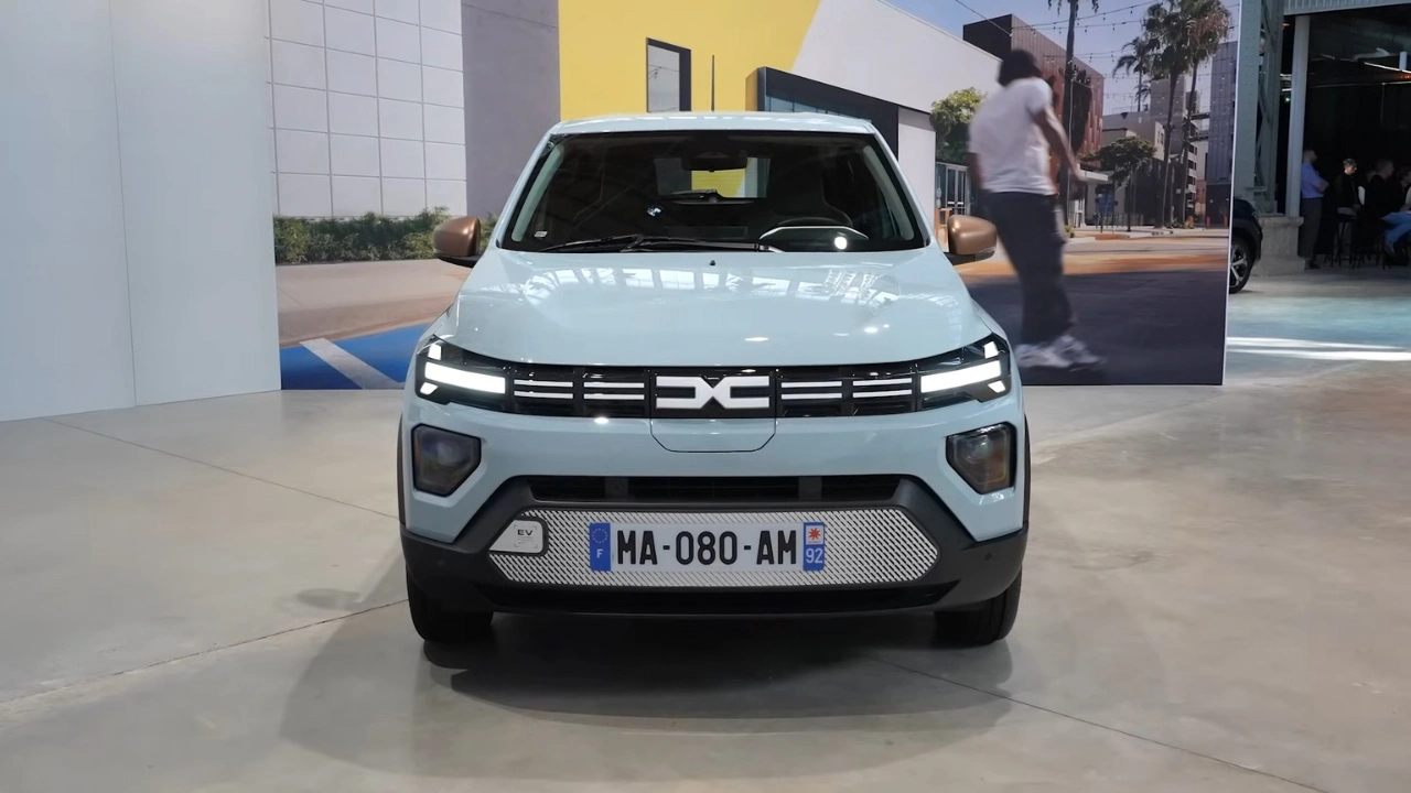 Dacia Spring 2026 Vooraanzicht met Kenmerkende Dacia Grill