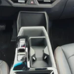 De 2025 KGM Torres Hybrid heeft een moderne elektronische versnellingspook geplaatst op de zwevende middenconsole