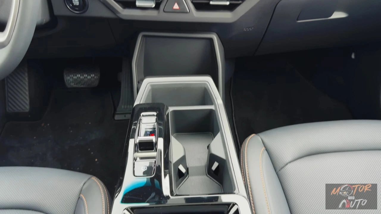 De 2025 KGM Torres Hybrid heeft een moderne elektronische versnellingspook geplaatst op de zwevende middenconsole