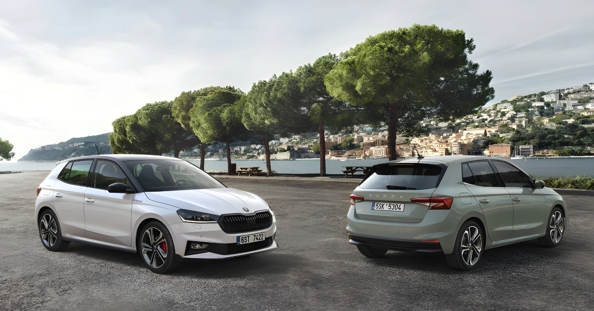 De Skoda Fabia 130 special edition getoond in Maanwit (links) en Racingblauw (rechts)