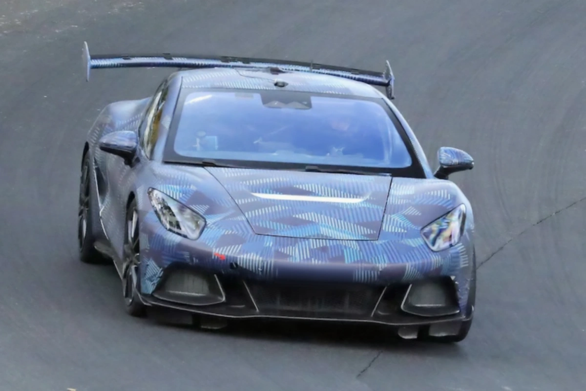 Denza Z Elektrische Supercar Vooraanzicht - Nürburgring Tests met Camouflage