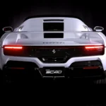 Ferrari SC40 Achteraanzicht - Achterlichten en SC40 Badge