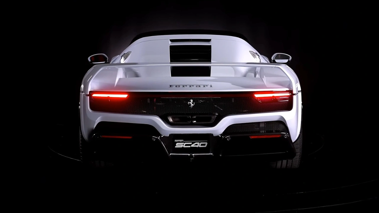 Ferrari SC40 Achteraanzicht - Achterlichten en SC40 Badge