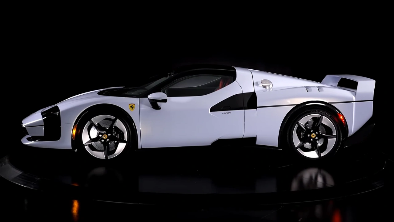 Ferrari SC40 Studio Zijprofiel