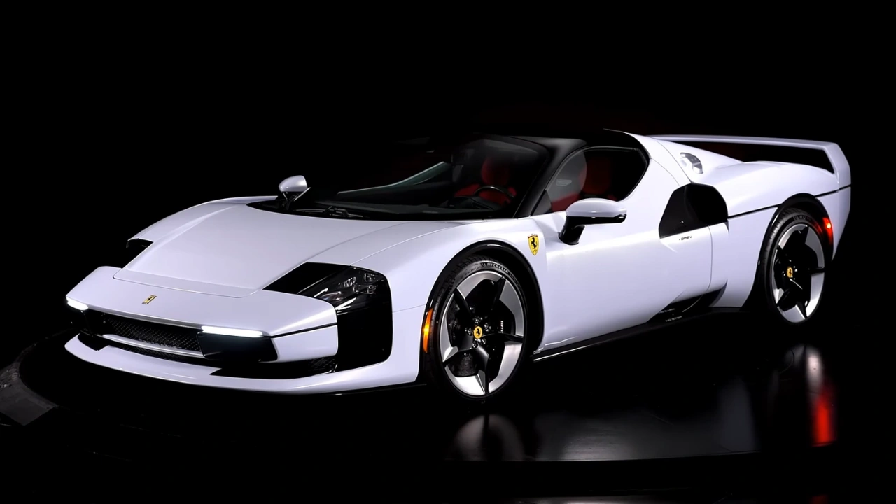 Ferrari SC40 Voor Driekwart Studio Aanzicht