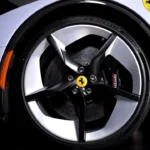Ferrari SC40 Wiel Detail - Geborsteld Metaal en Zwarte Spaken
