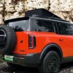 Ford Bronco Elektrisch Achteraanzicht met Extern Gemonteerde Reserveband