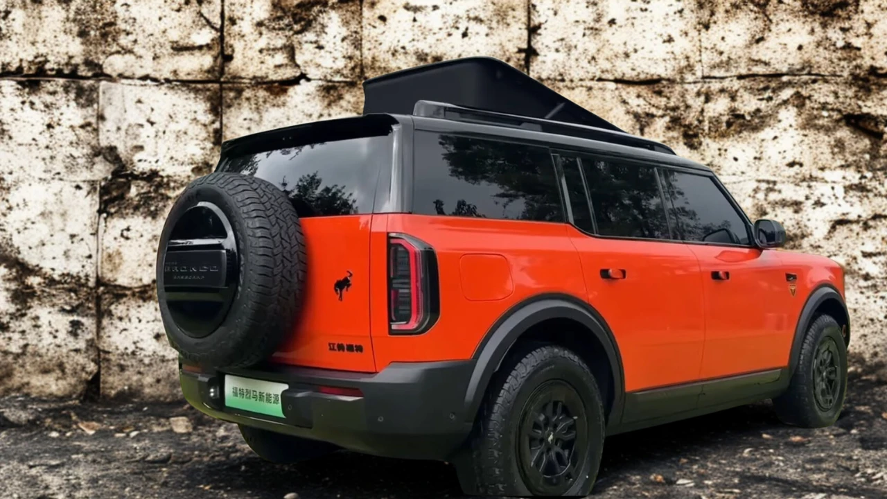 Ford Bronco Elektrisch Achteraanzicht met Extern Gemonteerde Reserveband