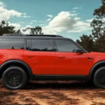 Ford Bronco Elektrisch Zijprofiel op Off-Road Terrein