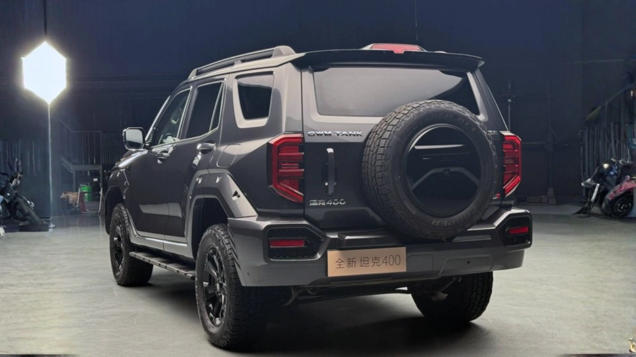 GWM Tank 400 PHEV 2026 Achter Driekwart Aanzicht