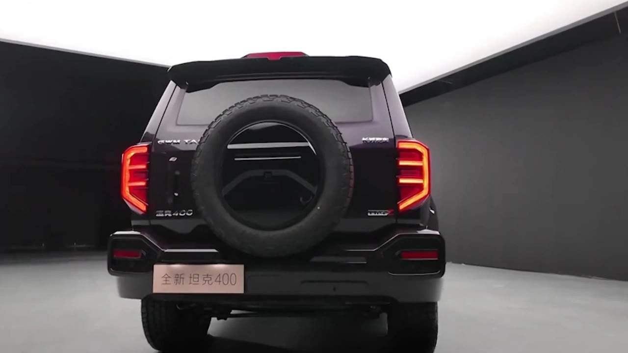 GWM Tank 400 PHEV 2026 Achteraanzicht met Extern Reservewiel en LED Achterlichten