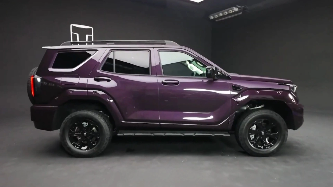 GWM Tank 400 PHEV 2026 Zijprofiel met Dakrek en Dunhuang Paars Afwerking