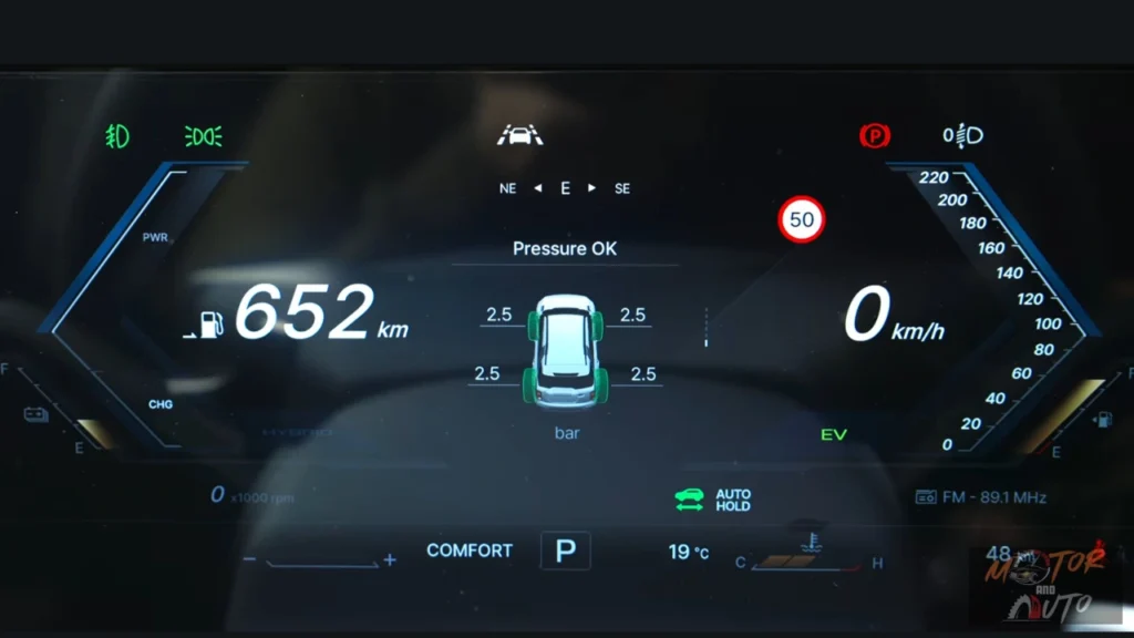 Digitaal instrumentenpaneel van 2025 KGM Torres Hybrid met 652 km bereik, 0 km/u snelheid, bandenspanningdiagram met 2,5 bar metingen, 50 km/u snelheidslimiet bord, EV-modus indicator, Auto Hold, Comfort-modus en 19°C klimaat display