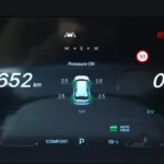 Digitaal instrumentenpaneel van 2025 KGM Torres Hybrid met 652 km bereik, 0 km/u snelheid, bandenspanningdiagram met 2,5 bar metingen, 50 km/u snelheidslimiet bord, EV-modus indicator, Auto Hold, Comfort-modus en 19°C klimaat display