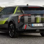 Kia EV4 GT 2026 - Achterontwerp met Verticale LED-verlichting en Performance Diffuser