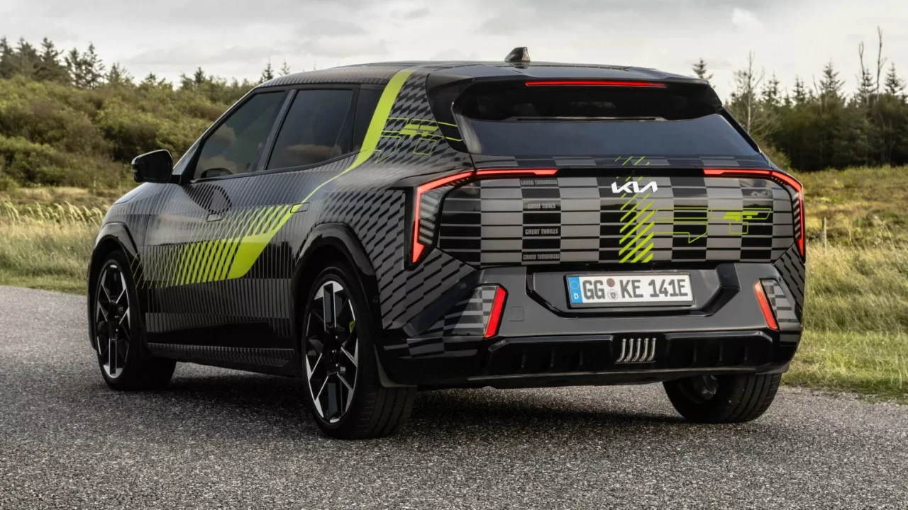 Kia EV4 GT 2026 - Achterontwerp met Verticale LED-verlichting en Performance Diffuser