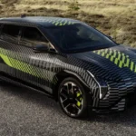 Kia EV4 GT 2026 - Gecamoufleerde Voor Driekwart Aanzicht met Performance Wielen
