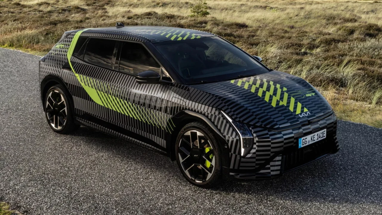 Kia EV4 GT 2026 - Gecamoufleerde Voor Driekwart Aanzicht met Performance Wielen