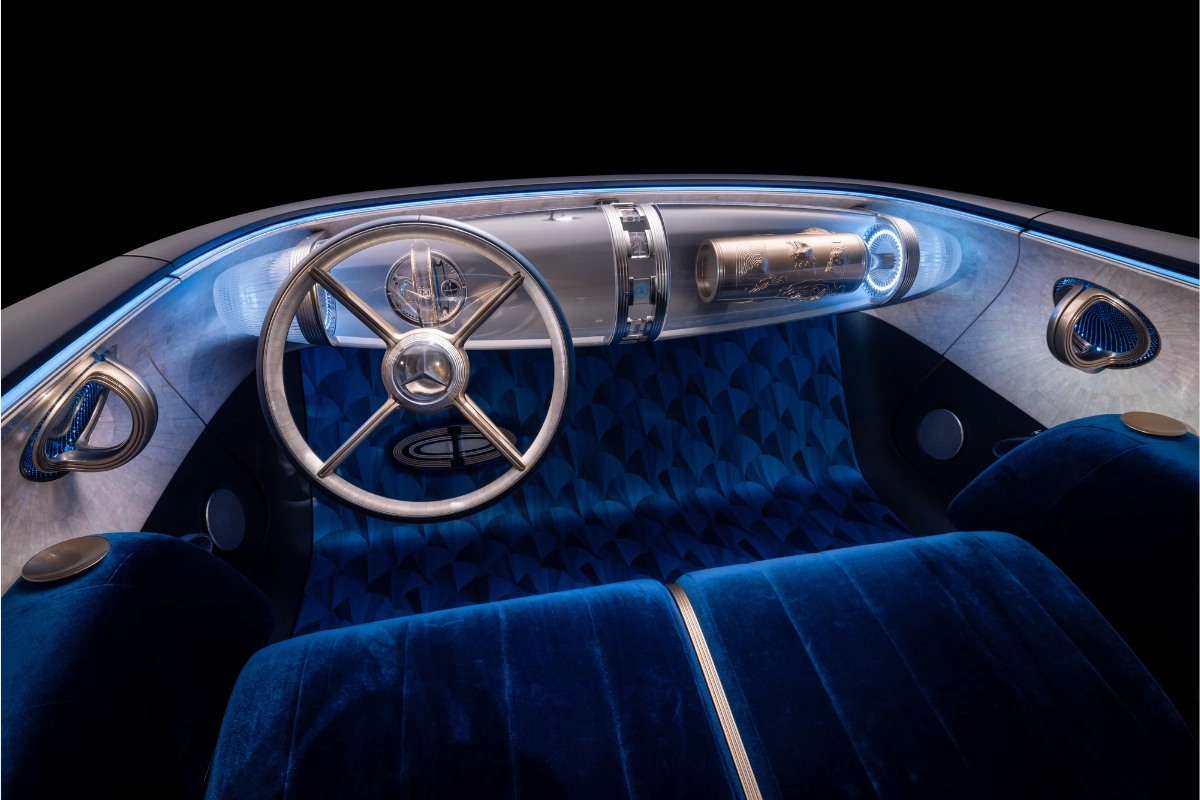 Mercedes-Benz Vision Iconic Hyper-Analoog Interieur met Blauwe Fluwelen Zitplaatsen