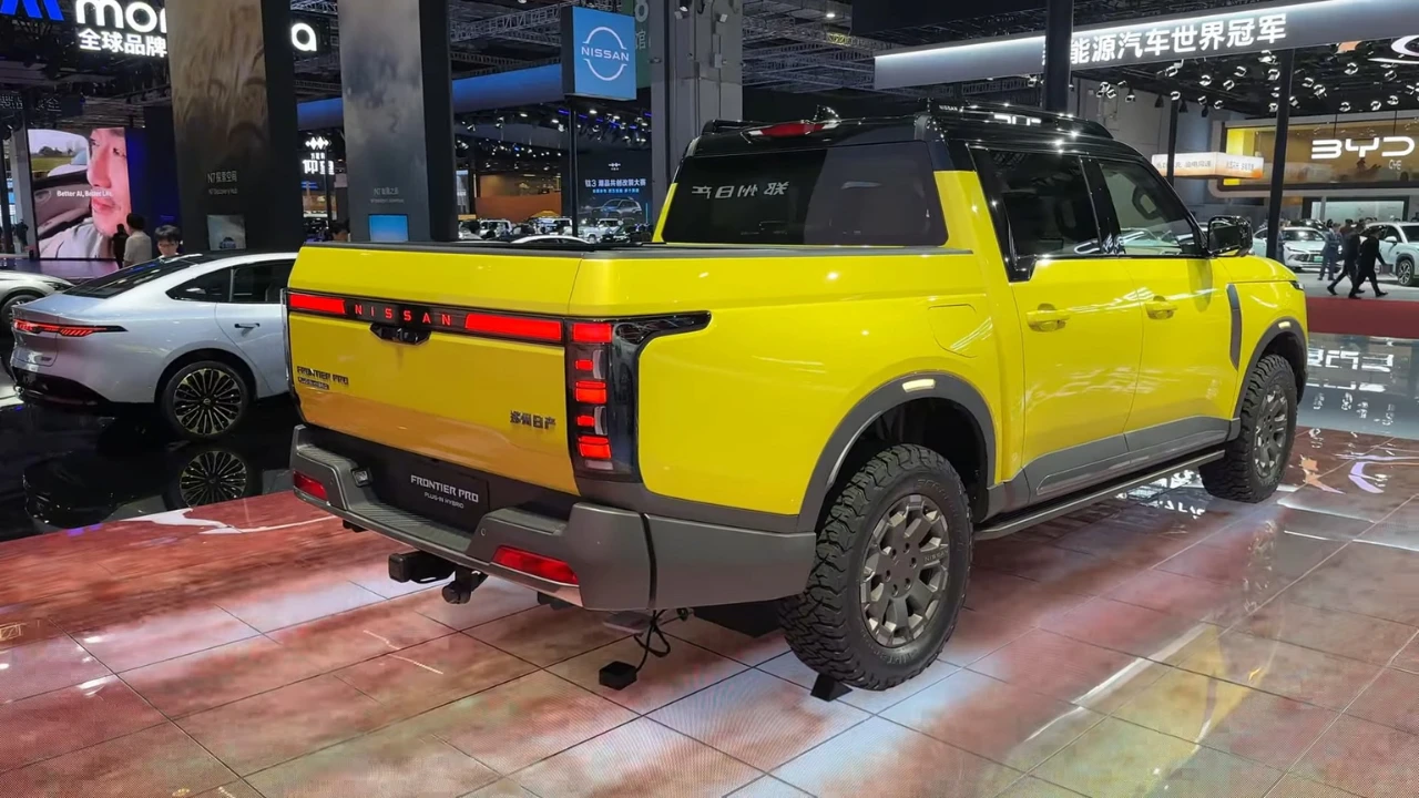 Nissan Frontier Pro PHEV Achteraanzicht