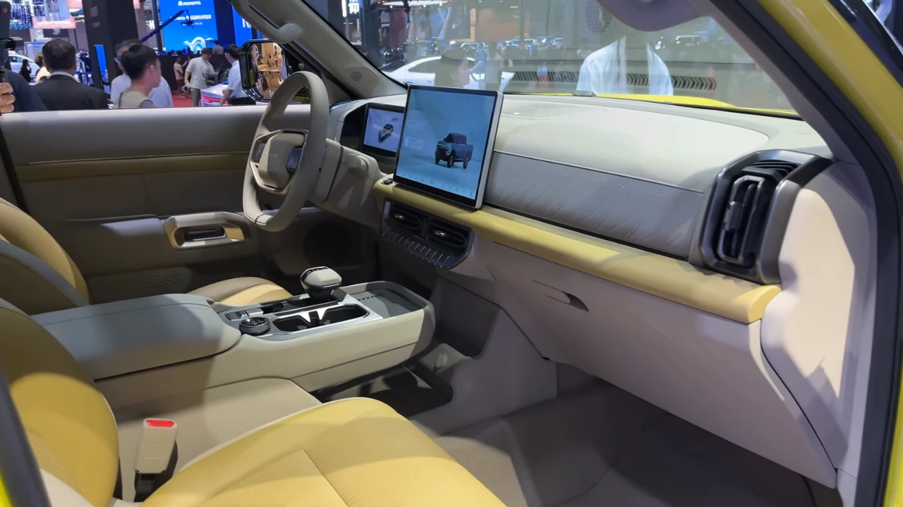Nissan Frontier Pro PHEV Interieur Zijaanzicht - Ruim Cabine-ontwerp