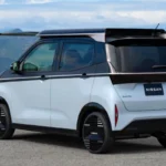 Nissan Sakura Achteraanzicht Met Uitgeschoven Zonnepaneelsysteem