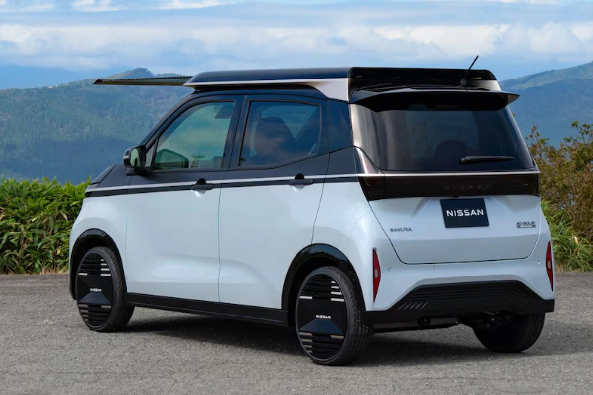 Nissan Sakura Achteraanzicht Met Uitgeschoven Zonnepaneelsysteem