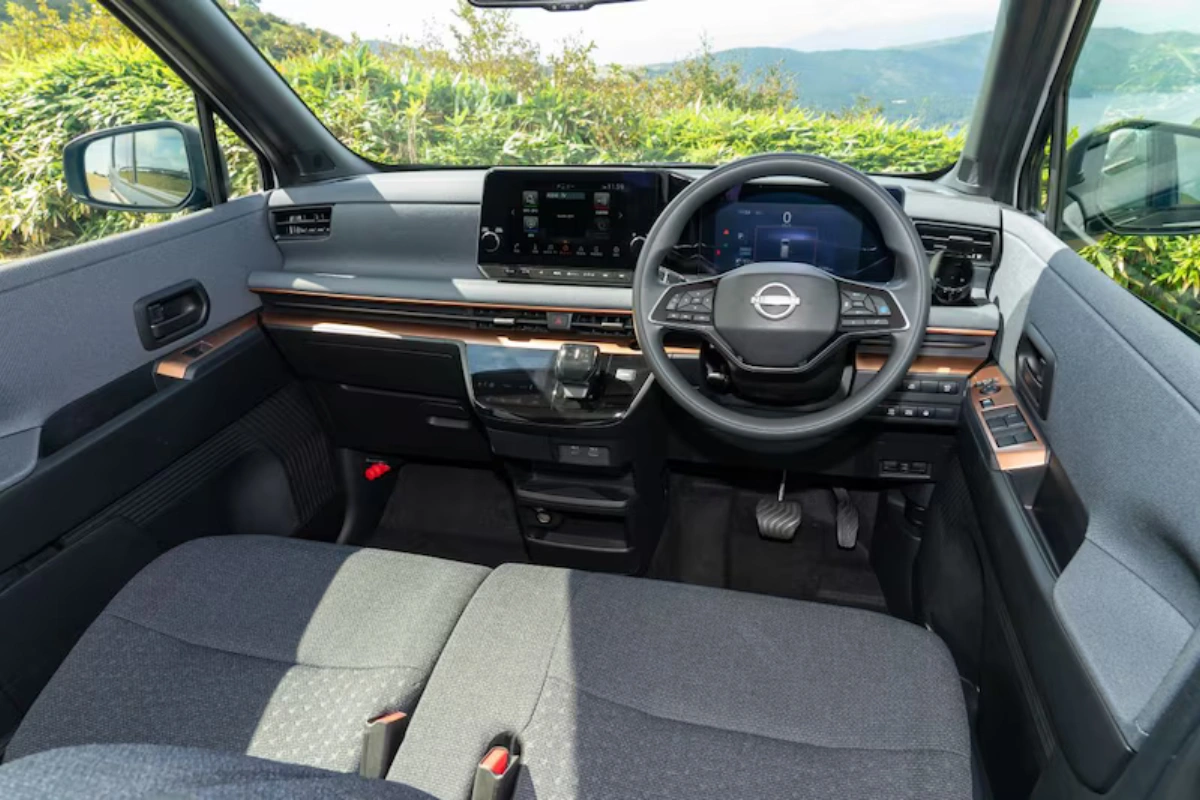 Nissan Sakura Interieur met Modern Digitaal Display