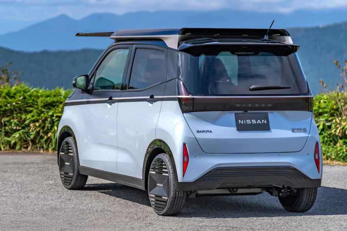Nissan Sakura Zonne-EV met Uitgeschoven Oplaadsysteem