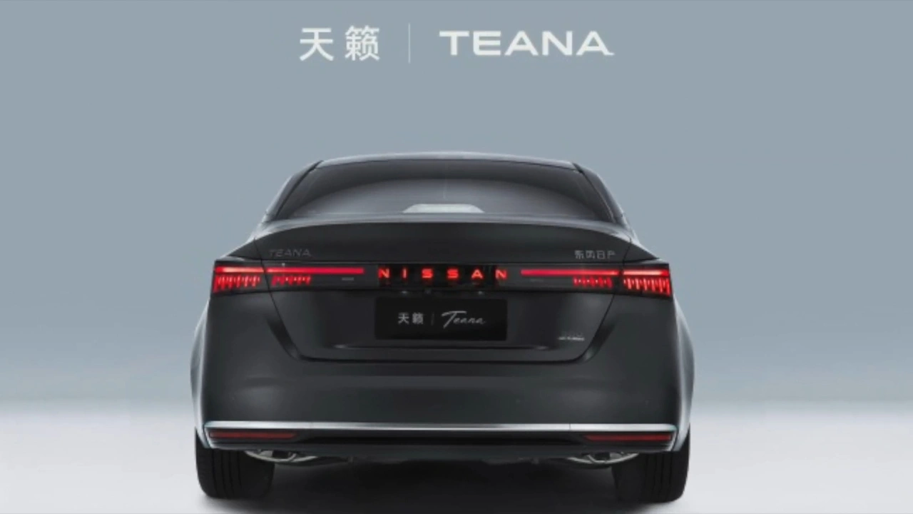 Nissan Teana 2026 Achteraanzicht met Verlichte LED-Achterlichten