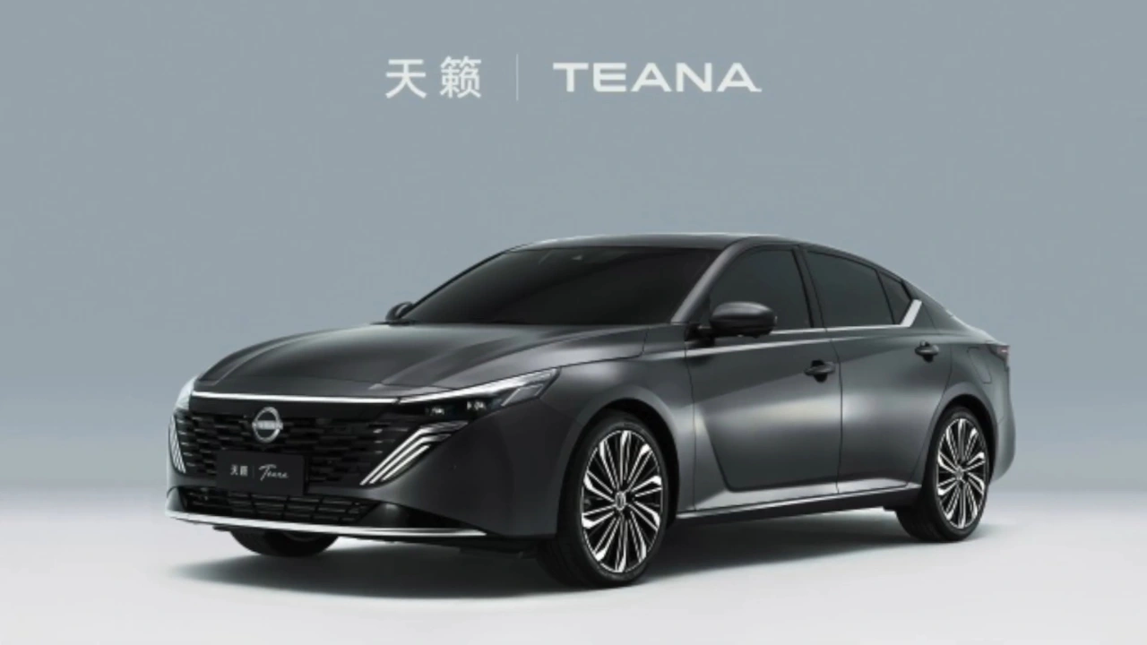 Nissan Teana 2026 Compleet Zijaanzicht met Premium Wielen
