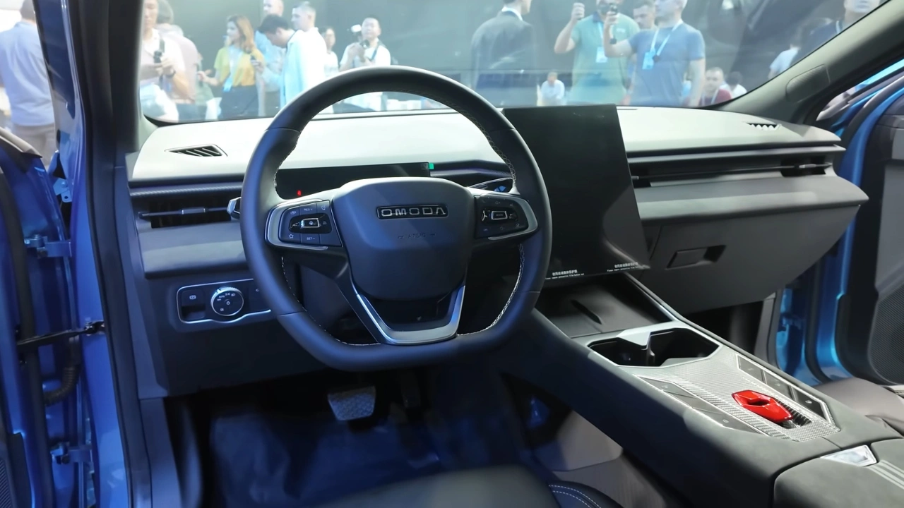 Omoda 4 Bestuurderscockpit met Lamborghini-Stijl Startknop
